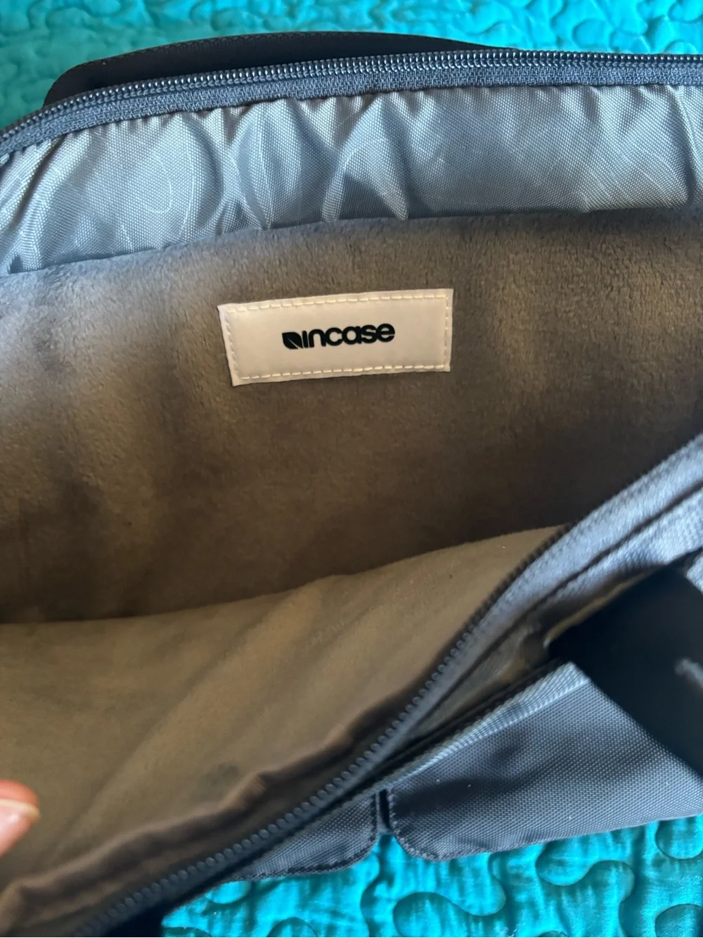 Incase Black Men's Laptop Messenger Bag - Durable Carry Case 10X14